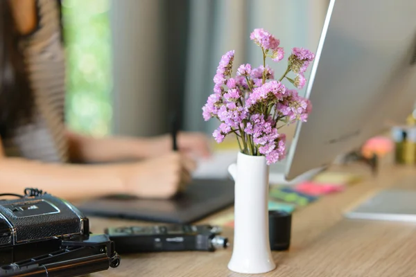 Selecteer de focus naar de bloemenvaas op befor vrouw ontwerpfunctie voor tabellen werken — Stockfoto