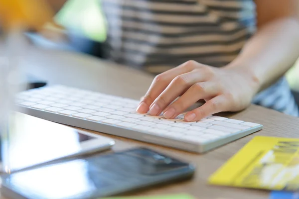 Primer plano de escritura femenina izquierda en el teclado del bluetooth —  Fotos de Stock