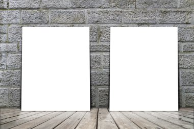 Poster stand ile tuğla duvar ahşap zemin üzerinde. Bazı yazabilirsiniz
