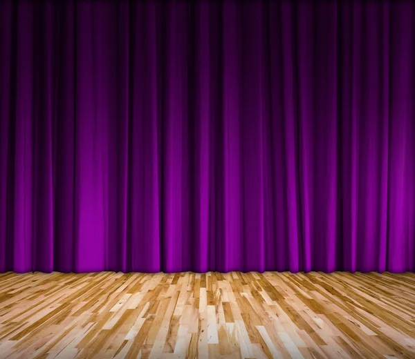 Hintergrund mit violettem Vorhang und Holzboden im Innenraum — Stockfoto