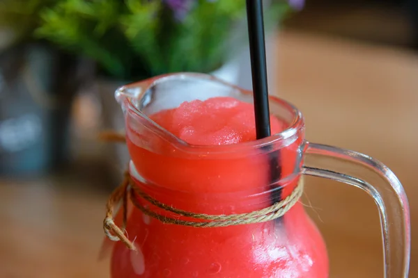 Batido de morango e iogurte na mesa — Fotografia de Stock