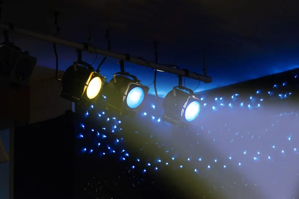 Strålkastare lysa med blå och gula ljus — Stockfoto