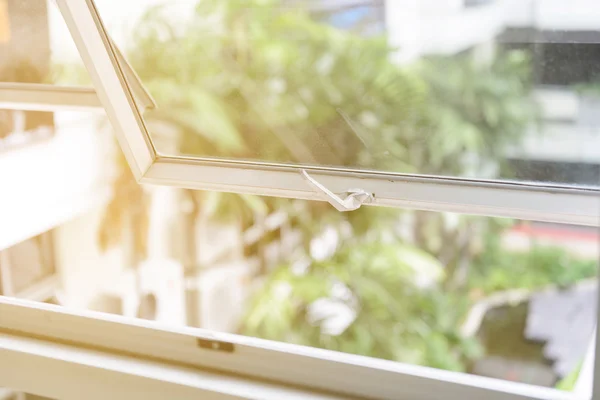 Geöffnetes Aluminiumfenster mit Riegelgriff — Stockfoto