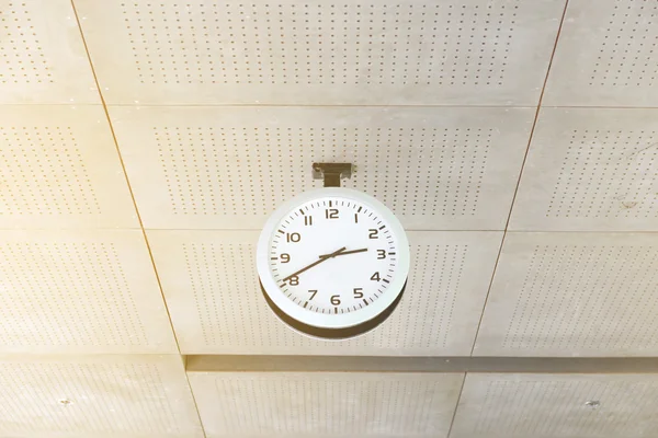 Reloj círculo moderno cuelga en el techo bajo el edificio de oficinas — Foto de Stock