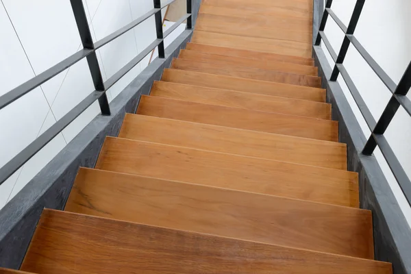 Деревянная лестница с железными перилами — стоковое фото