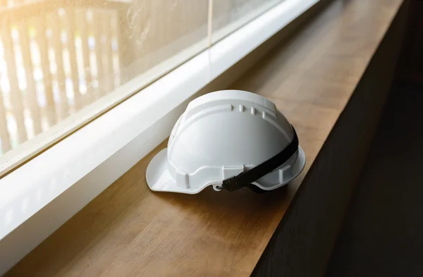 Capacete de plástico branco para a segurança dos trabalhadores — Fotografia de Stock