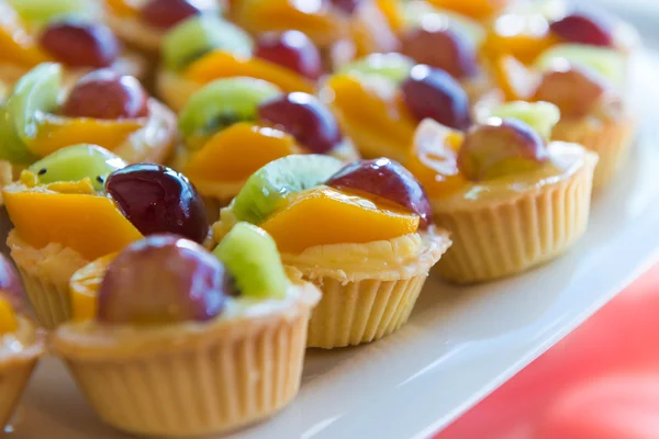 Gemengd Vers Fruit Custard taart - kiwi, druiven, mango — Stockfoto