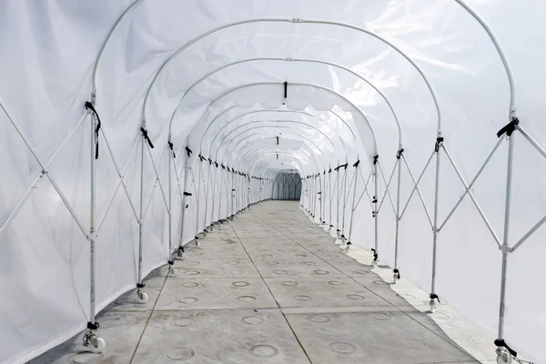 Tunel plastikowe osłony przed deszczem lub światło słoneczne, można przenieść przez koła — Zdjęcie stockowe