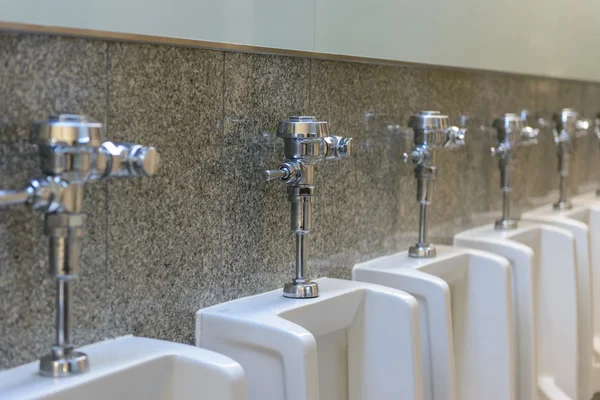 Rad rensa vit urinoarer i offentliga toaletter man, interiör av t — Stockfoto