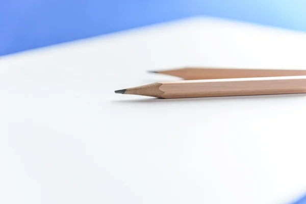 Crayons en bois sur papier blanc avec espace de copie — Photo