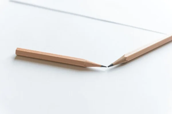 Деревянные карандаши на белой бумаге с копировальным местом — стоковое фото