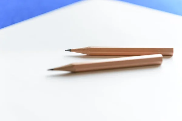 Деревянные карандаши на белой бумаге с копировальным местом — стоковое фото