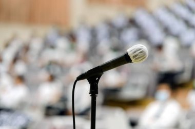 Seminer odasında ya da konferans salonunda katılımcı bulanıklığı üzerine mikrofonu kapat