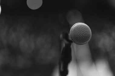 Seminer odasında ya da konferans salonunda katılımcı bulanıklığı üzerine mikrofonu kapat