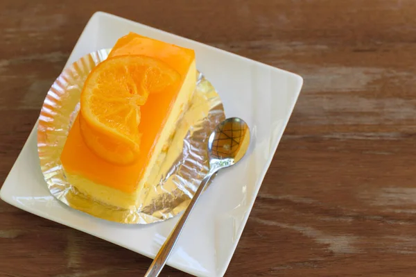 Вид Сверху Апельсиновый Торт Свежим Апельсиновым Слайсом Сверху Ложкой Белое — стоковое фото