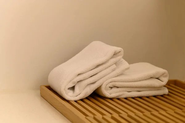 Asciugamano Bianco Tavola Legno Bagno Igiene Doccia Vasca Concetto Freschezza — Foto Stock