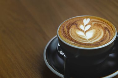 Kahvenin yeni demlenmiş kahvenin üst görüntüsü. Kahvesinde güzel bir latte sanat eseri ve fotokopi alanı. Kahve molası rahatlama