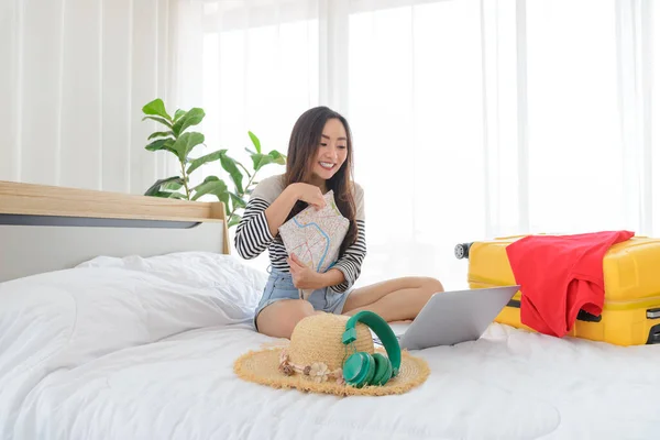 Jonge Aziatische Vrouw Van Plan Vakantie Reis Haar Vinger Punt — Stockfoto