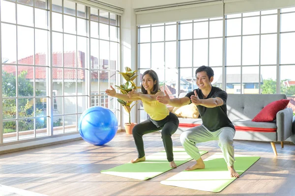 Jonge Aziatische Echtpaar Oefenen Yoga Les Ademen Mediteren Samen Woonkamer Rechtenvrije Stockfoto's