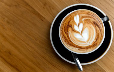 Kahvenin yeni demlenmiş kahvenin üst görüntüsü. Kahvesinde güzel bir latte sanat eseri ve fotokopi alanı. Kahve molası rahatlama