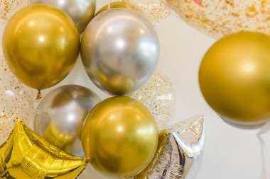 Beyaz arka planda, parti dekorasyonu için fotokopi alanı olan altın ve gümüş renkli balonlar, yeni yıl konsepti. Kutlama zamanı