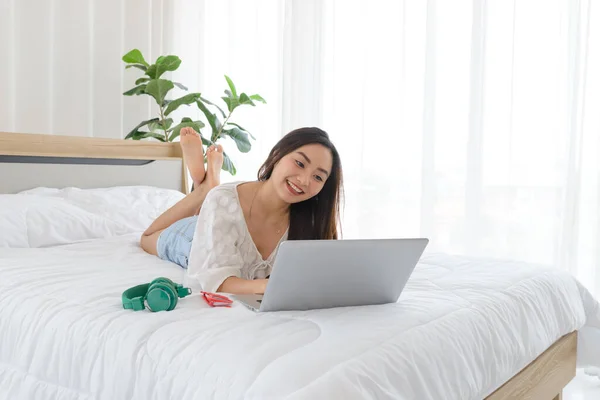 Schöne Junge Asiatin Entspannt Sich Und Benutzt Einen Lapto Auf — Stockfoto