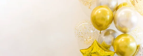 Zlaté Stříbrné Barevné Balónky Bílém Pozadí Kopírovacím Prostorem Pro Party — Stock fotografie