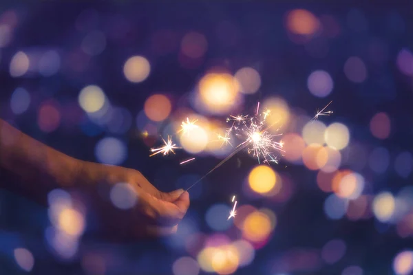 Mãos Femininas Segurando Sparkler Fundo Bokeh Brilhante Brilho Queimando Sparkler — Fotografia de Stock