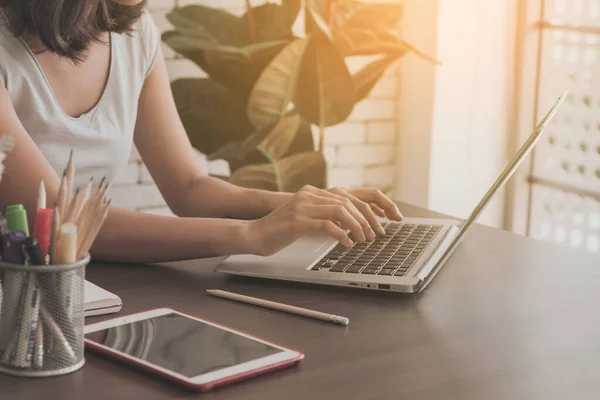 Close Hand Van Een Vrouw Die Thuis Met Een Laptop — Stockfoto