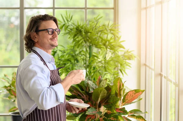 Retrato Homem Idoso Feliz Jardinagem Vestindo Óculos Avental Ganga Passar — Fotografia de Stock