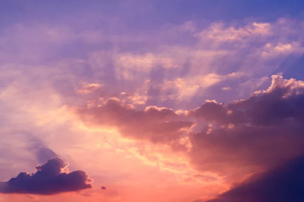 Sonnenstrahlen Brechen Durch Die Wolken Mit Blauem Und Orangefarbenem Himmel — Stockfoto