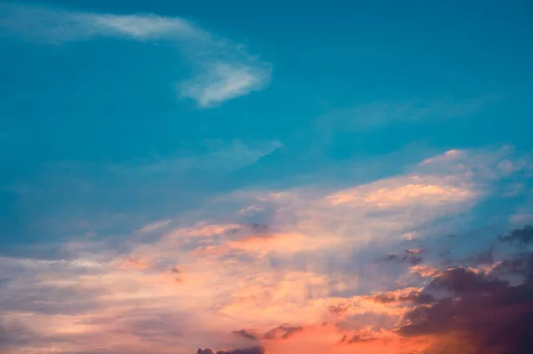 Rayos Sol Rompiendo Las Nubes Con Cielo Azul Naranja Esperanza — Foto de Stock