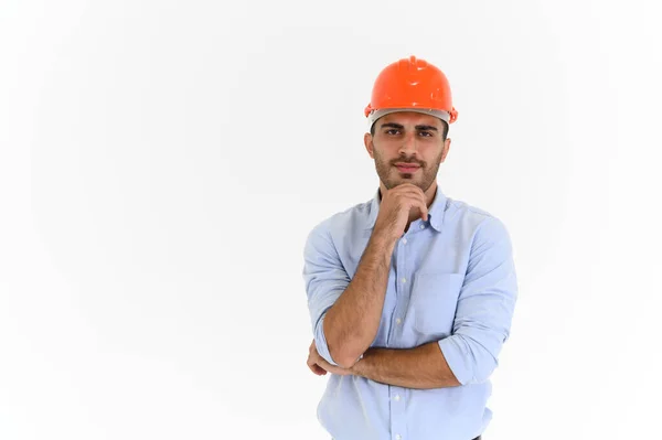 Retrato Joven Ingeniero Construcción Usar Hardhat Naranja Pie Sobre Fondo — Foto de Stock