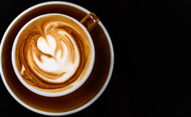 Kahvenin yeni demlenmiş kahvenin üst görüntüsü. Kahvesinde güzel bir latte sanat eseri ve fotokopi alanı. Kahve molası rahatlama