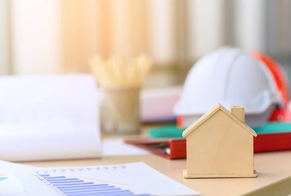 Klein Houten Huis Huis Met Technische Gereedschappen Blauwdruk Witte Veiligheidshelm — Stockfoto