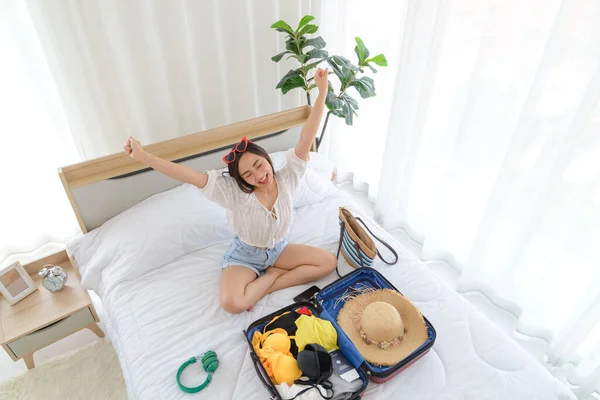 Top View Young Asian Woman Packing Summer Clothes Beach Accessories — Stock Photo, Image