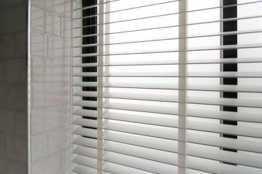 Açık Venedik panjurlarını kapatın. Işıklandırma menzili kontrol ışığı pencereden geliyor. İç dekorasyon. Modern jaluzi..