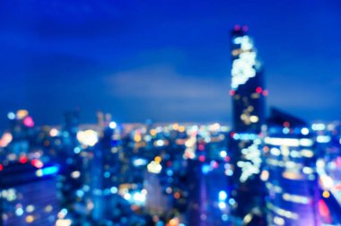 Şehir gece lambası soyut olarak bulanık. Geceleri şehir manzarasından arındırılmış. bokeh ışık arkaplanı