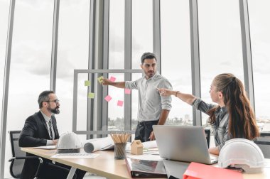 Mimari proje için mühendis ekibi toplantısı. Mimarlar ofis çalışanları konferans alanında inşaat yöneticisiyle planlarını tartışıyor. İnşaat Konsepti