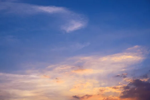 Rayos Sol Rompiendo Las Nubes Con Cielo Azul Naranja Esperanza — Foto de Stock