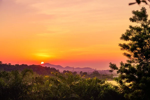 Hermosa Puesta Sol Sobre Paisaje Las Montañas Tailandia — Foto de Stock