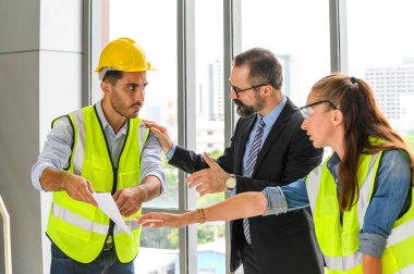 Mimari proje için mühendis ekibi toplantısı. Mimarlar ofis çalışanları konferans alanında inşaat yöneticisiyle planlarını tartışıyor. İnşaat Konsepti