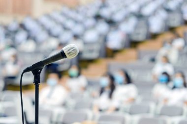 Seminer odasında ya da konferans salonunda katılımcı bulanıklığı üzerine mikrofonu kapat