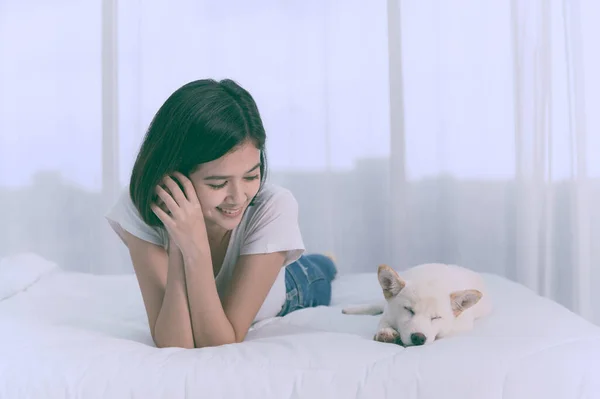 Jonge Aziatische Vrouw Ligt Met Witte Shiba Inu Puppy Slapen — Stockfoto
