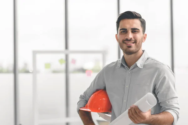 Retrato Del Gerente Ingeniería Construcción Sosteniendo Hardhat Naranja Plano Posando — Foto de Stock