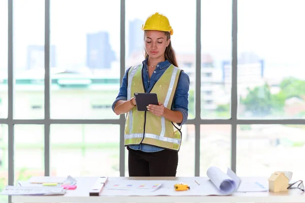 Retrato Trabajadoras Ingeniería Construcción Hardhat Amarillo Con Una Tableta Sitio — Foto de Stock