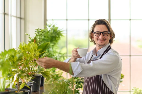 Retrato Homem Idoso Feliz Jardinagem Usando Óculos Avental Ganga Passar — Fotografia de Stock