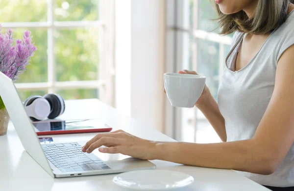 Glimlachende Jonge Aziatische Vrouw Dragen Casual Kleding Werken Met Computer — Stockfoto