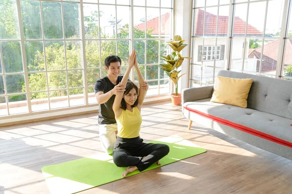 Jonge Aziatische Echtpaar Oefenen Yoga Les Ademen Mediteren Samen Woonkamer — Stockfoto