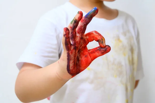 Πολύχρωμο Ζωγραφισμένο Παιδί Δείχνει Χέρι Δάχτυλα Υπογράψει Απομονώνονται Λευκό Φόντο — Φωτογραφία Αρχείου